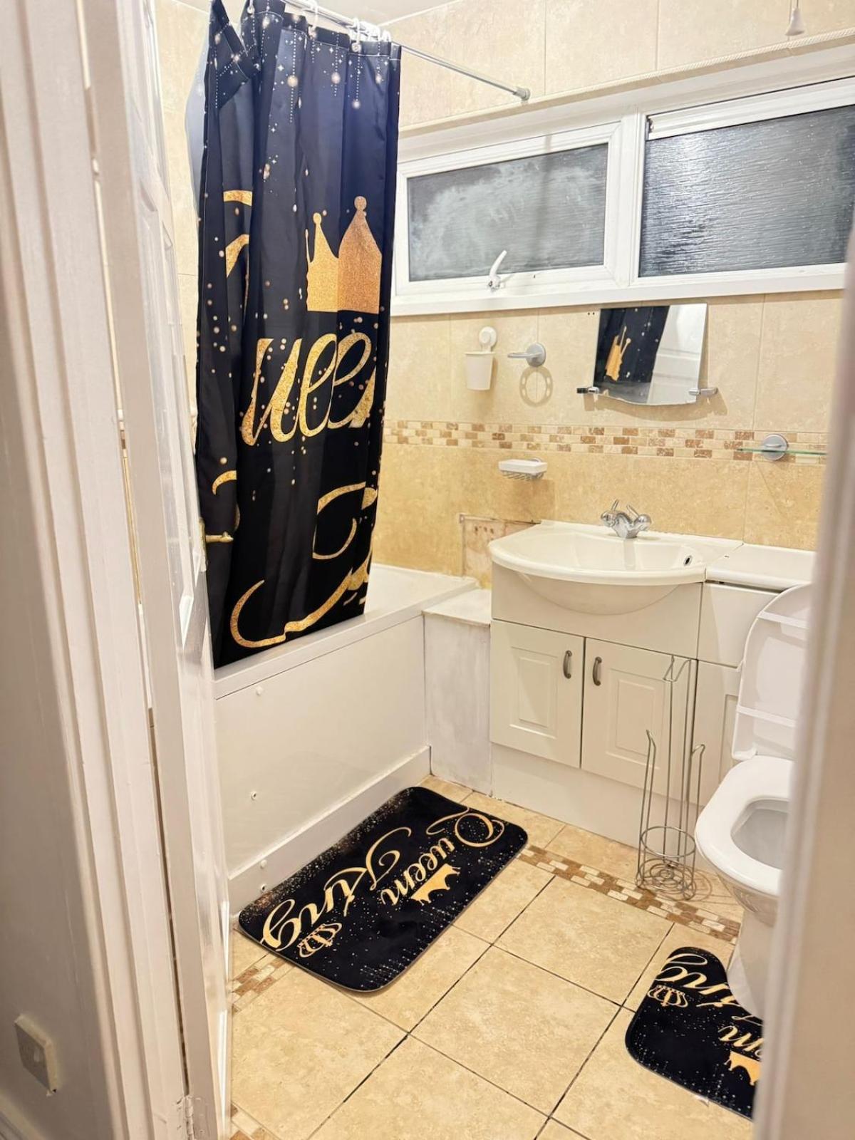 Warm Spacious Lovely House Cardiff